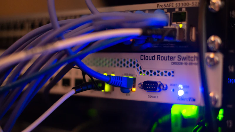 Network patch panel with organized cable connections